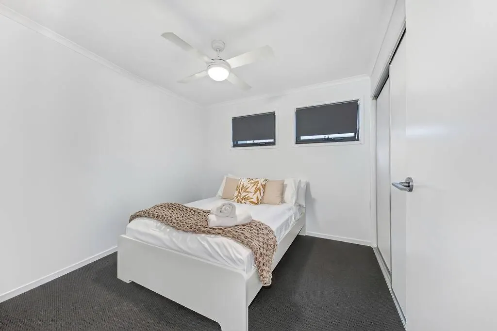 Holiday home Waterfront 3 Bedroom Home Mountain Creek Australia